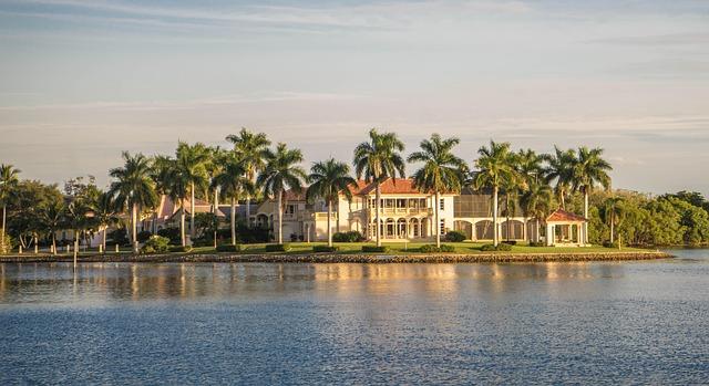Your Ultimate Naples Travel Guide: Discover Cuisine, Stunning Coastlines, and Rich Italian Heritage